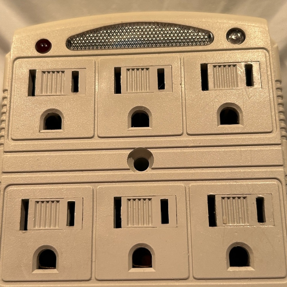 EUC Intertek 3 outlet Wall Socket Adapter Triple Tap Grounded Electrical Power